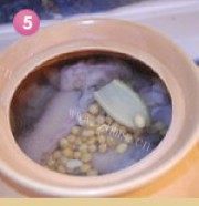 美味的黄豆滋补猪手浓汤做法图解5)