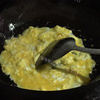 可口的西红柿炒鸡蛋做法图解3)