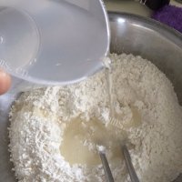 可口的韭菜馅饼做法图解1)