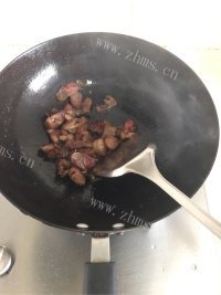 家常菜腊肠炒芹菜做法图解5)