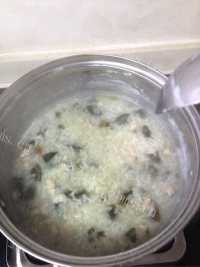 美味营养的皮蛋瘦肉粥做法图解8)