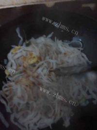 美味的蛋炒河粉做法图解4)