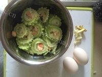 色香味俱全的苦瓜炒蛋做法图解1)