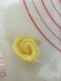 喷香的金钱卷面包做法图解11)