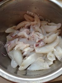 好吃的韭菜炒墨鱼仔做法图解2)