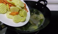 色泽鲜亮的土豆烧海带做法图解9)