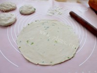 蛋香浓郁的葱油卷饼做法图解10)