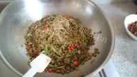 色香味浓的肉末酸豆角粉条做法图解10)