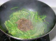 蒜苔炒肉丝做法图解6)