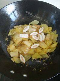 家常菜辣白菜炒土豆片做法图解9)