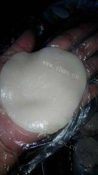 红豆馅冰皮月饼做法图解4)