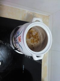 营养丰富的桃胶香蕉牛奶做法图解4)