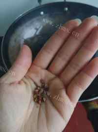 热腾腾的秋葵炒鸡蛋做法图解2)