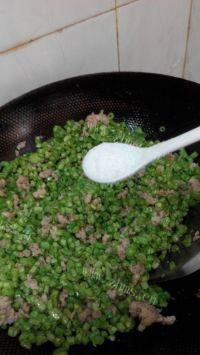 家常菜肉末豆角做法图解5)