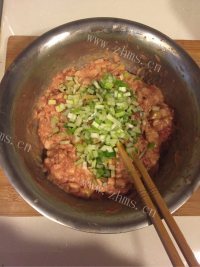 自制猪肉大葱包做法图解3)