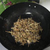 外酥里嫩麻辣牙签肉做法图解7)