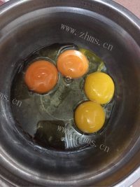 自制草莓奶油蛋糕卷做法图解2)