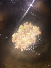 美味的莴笋干炒肉做法图解4)