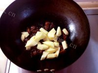 色泽鲜亮的红烧肉炖土豆做法图解3)