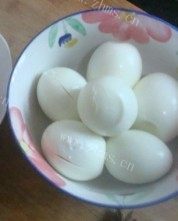 五花肉炖鸡蛋做法图解1)