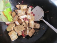 可口的风味孜然豆腐做法图解6)