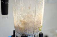 自制虾肉菠菜丸子汤做法图解4)