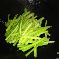 家常菜芹菜炒腊肠做法图解5)