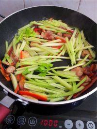 #美食记#芹菜炒肉做法图解4)