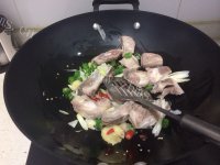 家常菜土豆焖排骨做法图解4)