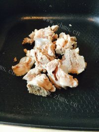 色泽鲜亮的猪骨莲藕汤做法图解4)