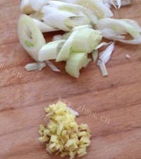 家常菜香干炒韭菜做法图解3)