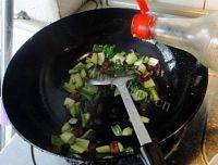 简单的香肠蛋炒饭做法图解9)