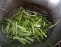 色味俱全的芹菜豆干做法图解3)