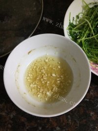 简单的凉拌豌豆苗做法图解9)