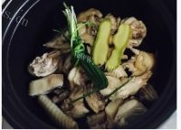 美味的草菇煲鸡汤做法图解5)