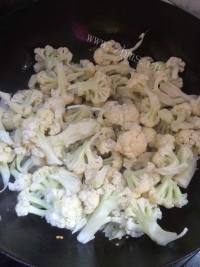 家常菜爆炒菜花做法图解3)