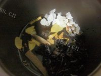滋补的黑木耳炖小蹄膀做法图解3)