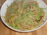 味道不错的芹菜炒土豆丝做法图解7)