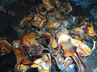 家常香芹木耳炒肉糕做法图解2)