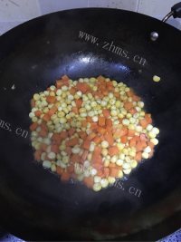 口感丰富的牛肉粒炒玉米核桃做法图解3)