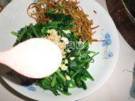 家常菜金针菇拌菠菜做法图解9)