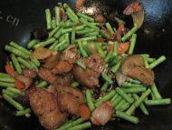 美味的豆角炒肉片做法图解3)