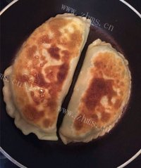 美味营养的韭菜盒子做法图解8)