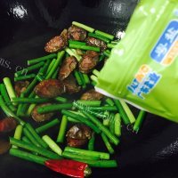 美味的糖醋香肠蒜苗做法图解8)