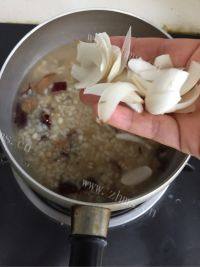 味道不错的百合桂花粥做法图解5)