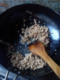色味俱佳的肉末茄子做法图解2)