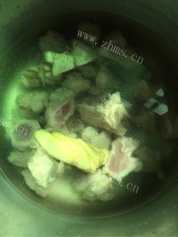 唇齿留香的茶树菇排骨汤做法图解3)
