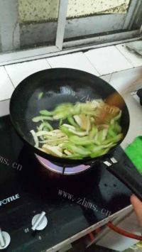 家常菜芹菜炒香干做法图解5)
