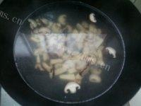 美味的蘑菇肉片汤做法图解3)
