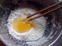 美味的鸡蛋煎饼做法图解3)